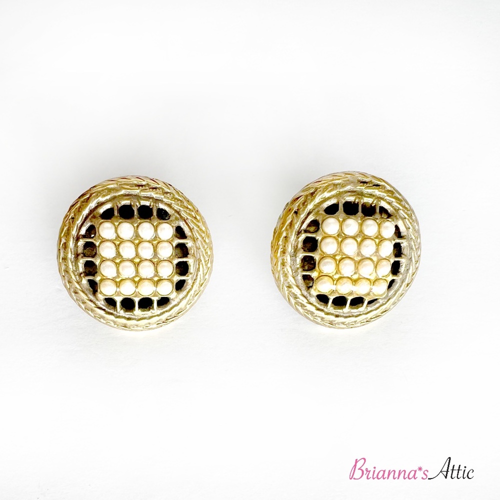 IL GIOIELLO Vintage Mid century Gold tone white Pearl large clip on Earrings